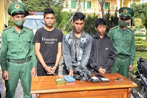 Bắt 3 đối tượng, thu giữ 2 bánh heroin ở vùng biên Kon Tum