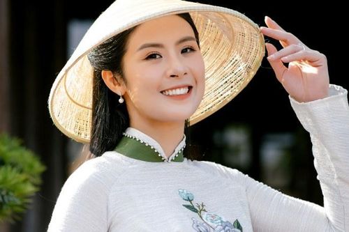 Ngọc Hân đằm thắm với áo dài khi trở lại Huế