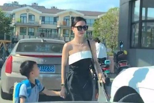 Bà mẹ ăn mặc lộng lẫy như siêu sao đến trường học đón con trai gây tranh cãi