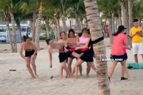 Lại xuất hiện nhóm chị em tham gia team building ăn mặc phản cảm ở bãi biển khiến dân mạng ngán ngẩm