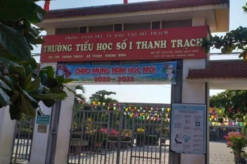 Học sinh tiểu học ngã từ tầng 2 xuống sân trường, gãy 2 tay