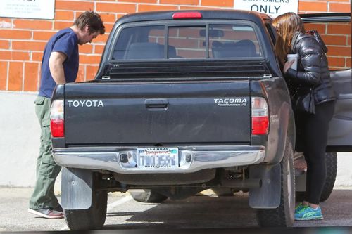 Gần 20 năm, 'Người Dơi' Christian Bale vẫn lái chiếc bán tải Toyota cà tàng cũ kỹ