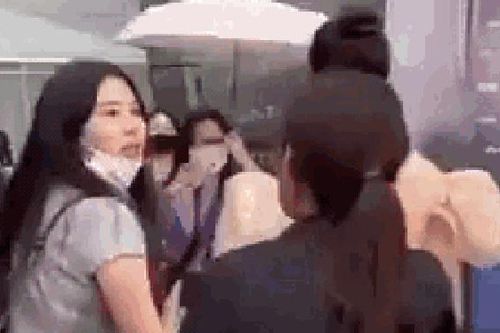 Diện váy lộng lẫy, sao Hoa ngữ gặp nhiều khó khăn khi di chuyển