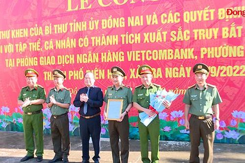 Lãnh đạo tỉnh khen thưởng lực lượng công an phá vụ cướp ngân hàng ở Tam Phước