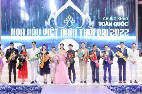 Hoa hậu ngồi ghế nhựa chấm thi, Ban tổ chức nói gì?