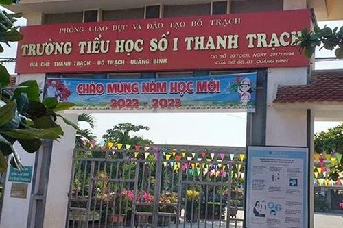 Học sinh ngã từ tầng 2 xuống sân trường gãy cả 2 tay