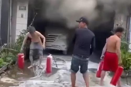 Cháy xe đạp điện lan sang ô tô, 2 người trèo qua ban công thoát nạn