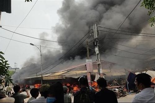 Cháy chợ dân sinh ở Hưng Yên, hàng chục gian hàng bị thiêu rụi
