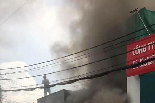Cháy xe đạp điện và ôtô, nữ chủ nhà phải trèo ban công thoát thân