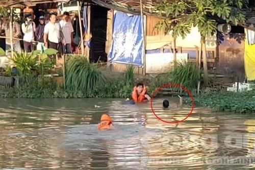 Cảnh sát nhảy xuống kênh bao vây, vận động thanh niên buông dao lên bờ