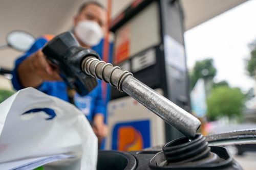 Dầu giảm giá vẫn đắt hơn xăng: Nên trợ giá?