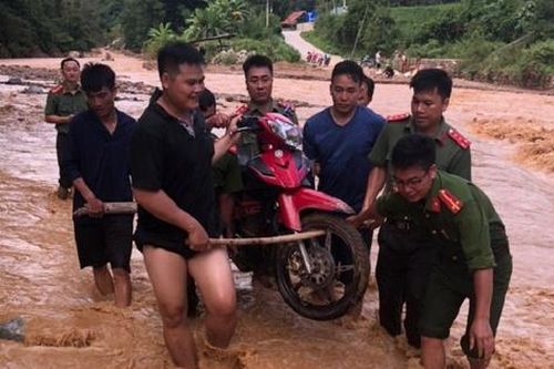 Nhiều xã ở huyện miền núi Nghệ An vẫn bị chia cắt do mưa lớn