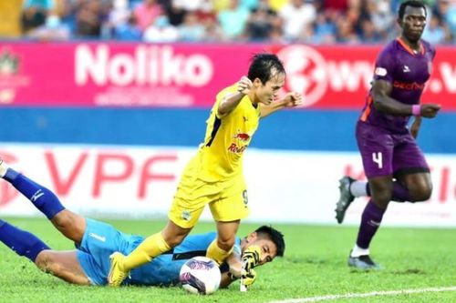 VFF: Văn Toàn chủ động ngã, trọng tài đã rất 'tỉnh'