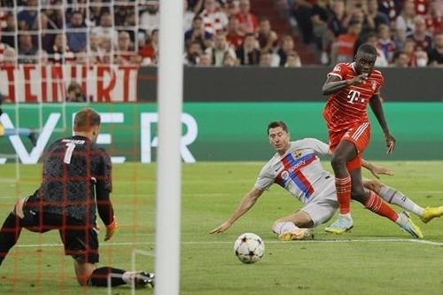 Lewandowski mờ nhạt, Barca thua Bayern 0-2