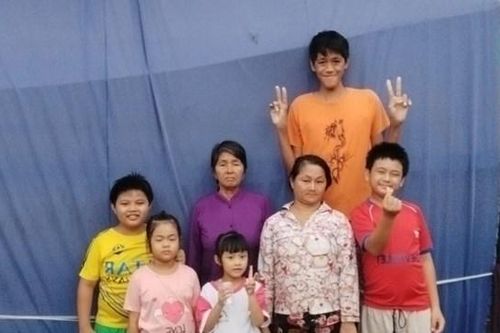 Chàng trai Cà Mau cao hơn 2 m mang giày cỡ 45, có sở thích uống nhiều nước