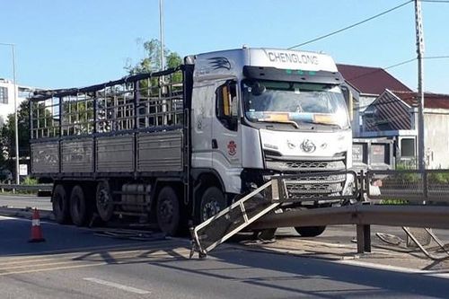 Quảng Ngãi: Xe tải tông hư hỏng gần 80 m dải phân cách