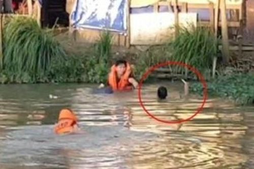 Cảnh sát nhảy xuống kênh bao vây, vận động thanh niên buông dao lên bờ