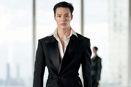 Nhà thiết kế Việt đưa sao Kpop lên sàn diễn ở Mỹ