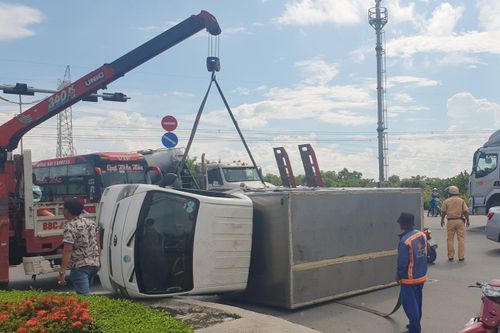 Va chạm xe container, ôtô tải lật giữa đường ở TP.HCM