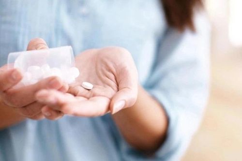Người phụ nữ tắc tĩnh mạch não do lạm dụng thuốc tránh thai