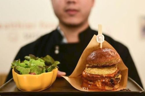 Hamburger kẹp thịt dế hút khách ở Thái Lan