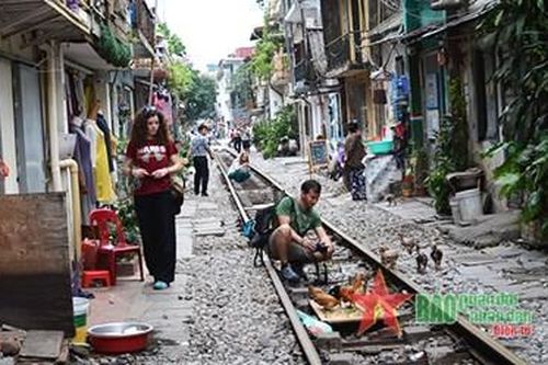 Hà Nội sẽ xử lý nghiêm cafe đường tàu, người đứng chụp ảnh trên đường sắt