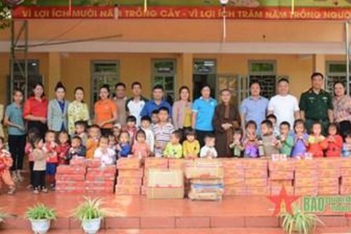 Trao quà tặng học sinh vùng cao tỉnh Điện Biên