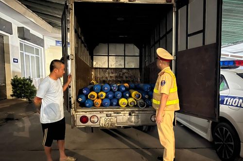 Phát hiện xe tải chở 89 bình khí cười không rõ nguồn gốc