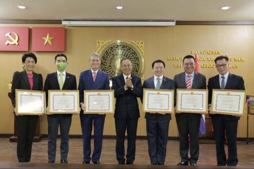Trao tặng Bằng khen của Bộ trưởng Ngoại giao cho một số tổ chức, tập đoàn lớn của Thái Lan