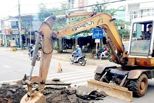 'Hố tử thần' bất ngờ xuất hiện trên Quốc lộ 14
