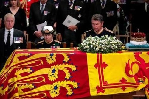 Di chúc của Nữ hoàng Elizabeth được niêm phong trong két sắt 90 năm