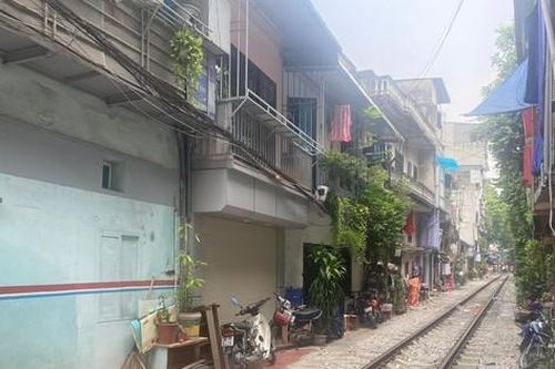 Hà Nội dẹp bỏ cà phê ven đường tàu ở phường Điện Biên