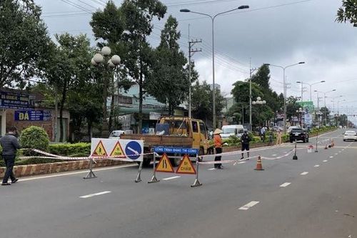 Xuất hiện hố sâu và rộng 3m tạo hàm ếch trên quốc lộ 14 trong thành phố Pleiku