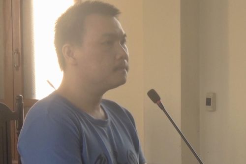 Thanh niên chém thầy giáo cũ vì báo nhà trường đuổi học