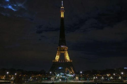 Pháp: Giảm thời gian chiếu sáng Tháp Eiffel để tiết kiệm năng lượng