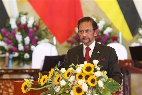 Quốc vương Brunei trở thành người tại vị lâu nhất thế giới