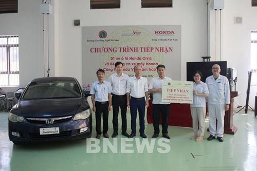 Honda tặng xe ô tô, xe máy và thiết bị kỹ thuật cho 12 trường học