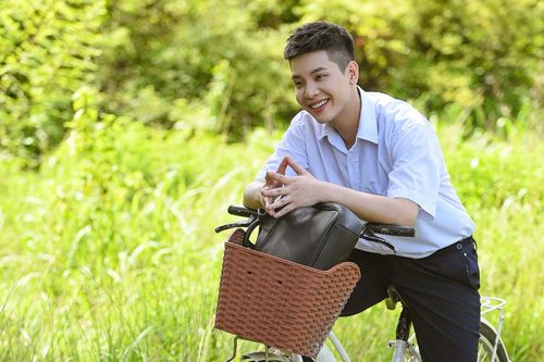 Quân A.P tung loạt ảnh học sinh với visual điển trai 'hết nước chấm', tiết lộ dành một năm để học nhạc
