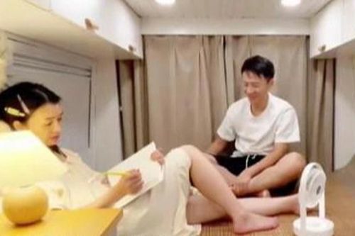 Tiền thuê căn hộ quá đắt, cặp đôi trẻ tuổi quyết định chi nửa tỷ mua xe van làm nhà di động