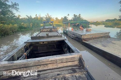 Bắt ghe khai thác cát trái phép trên sông Đồng Nai