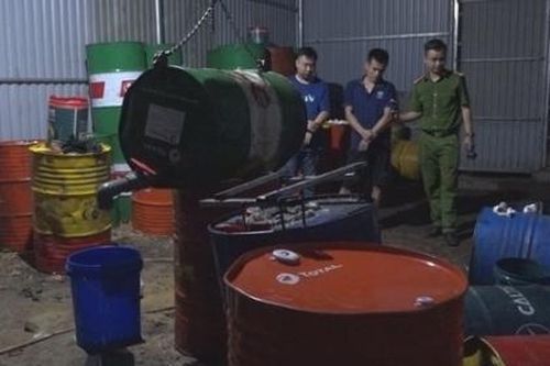 Khởi tố 3 đối tượng sản xuất, buôn bán dầu nhờn giả