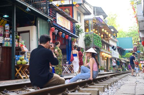 Cục Đường sắt đề nghị Hà Nội dẹp phố cà phê đường tàu