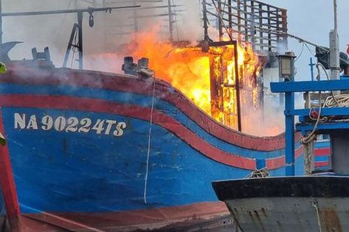 Cháy tàu cá tại Âu thuyền Thọ Quang Đà Nẵng