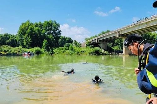 Tìm thấy thi thể nam thanh niên nhảy cầu Đuồi