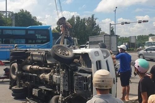 Xe đầu kéo hất tung xe tải ngay giữa giao lộ