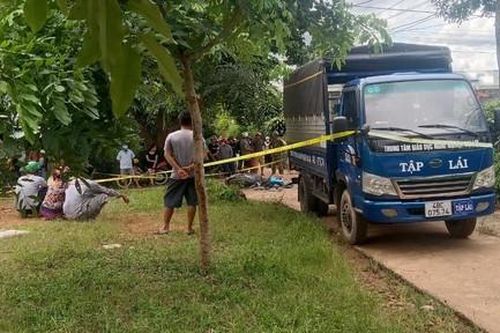 Hai học sinh 14 tuổi chạy xe máy thương vong sau tai nạn với ôtô 'tập lái'
