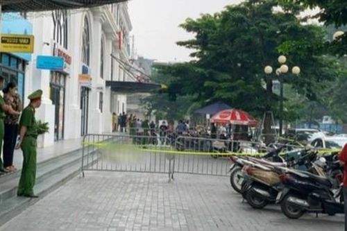 Một người rơi từ tầng cao chung cư ở Hà Nội