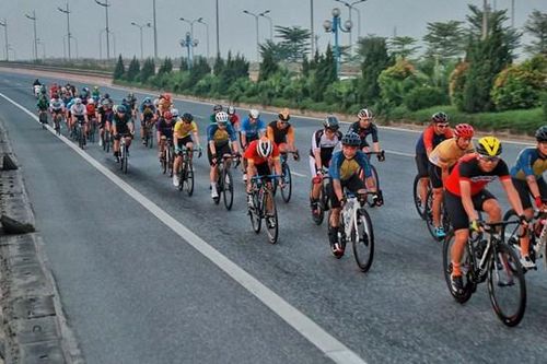 Bất chấp nguy hiểm, từng đoàn xe đạp ngang nhiên đi vào làn tốc độ 80 km/h dành cho ô tô