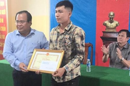 Chủ tịch UBND tỉnh Cà Mau tặng bằng khen cho tài xế taxi trả lại 4.000 USD cho nữ Việt kiều Mỹ