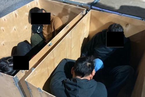 Mỹ triệt phá đường dây vận chuyển người di cư trong vali, bồn nước